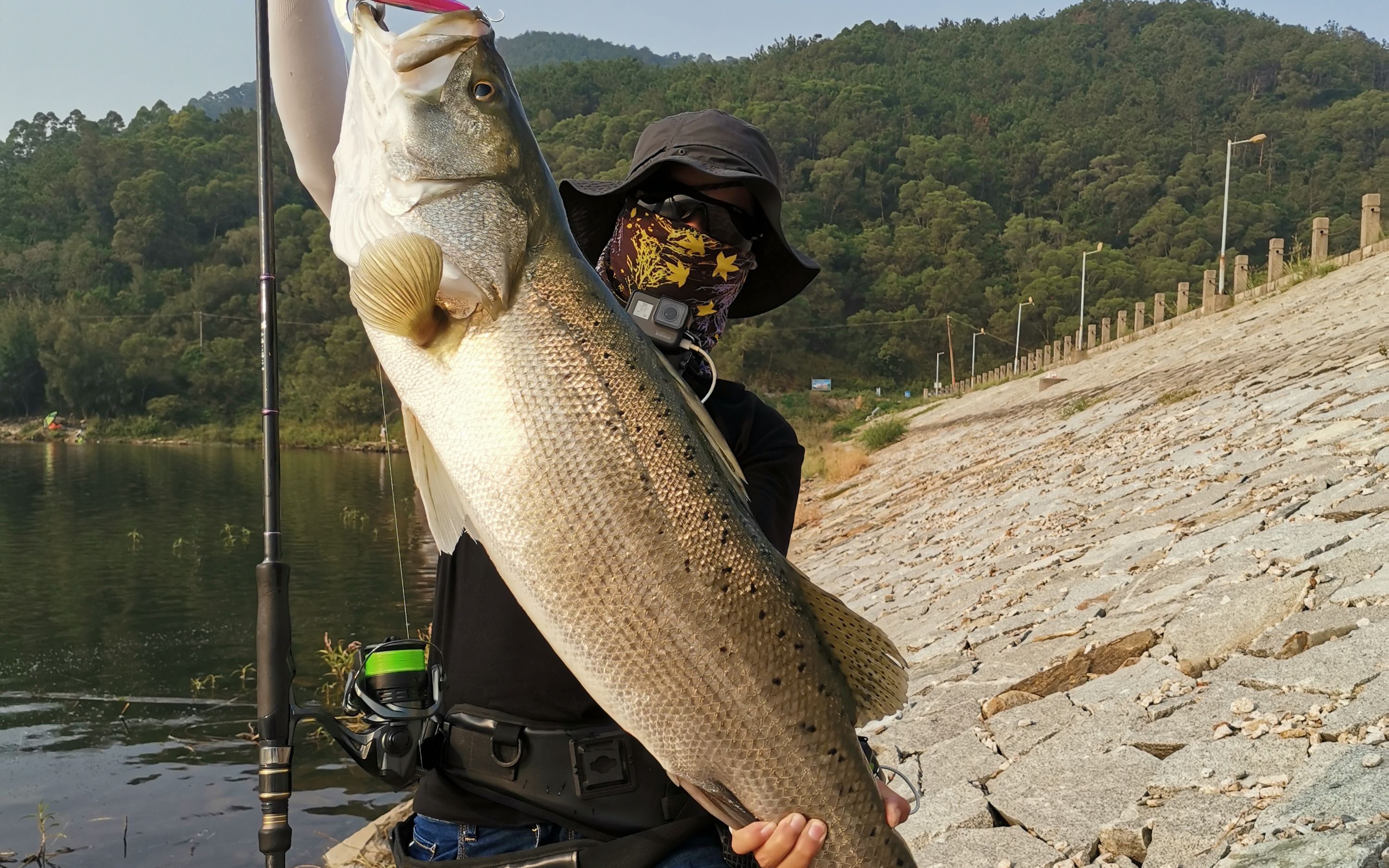 路亞水庫釣鱸魚，探索釣魚新境界的樂趣與挑戰(zhàn)視頻分享